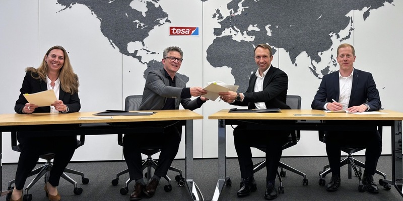Strategischer Kooperationsvertrag: tesa & ZEISS arbeiten an der Industrialisierung großflächiger Hologrammtechnologie / Partnerschaft als Grundstein für serienreife Verarbeitung holografischer Folien - Foto: presseportal.de