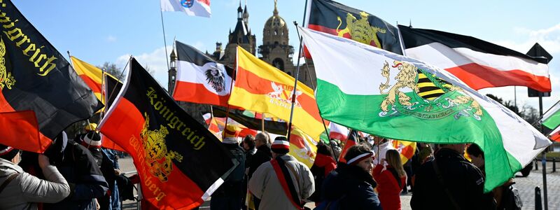 Im März hatten sich Hunderte Menschen aus der sogenannten Reichsbürgerszene vor dem Schweriner Schloss versammelt. (Archivbild) - Foto: Philipp Dulian/dpa