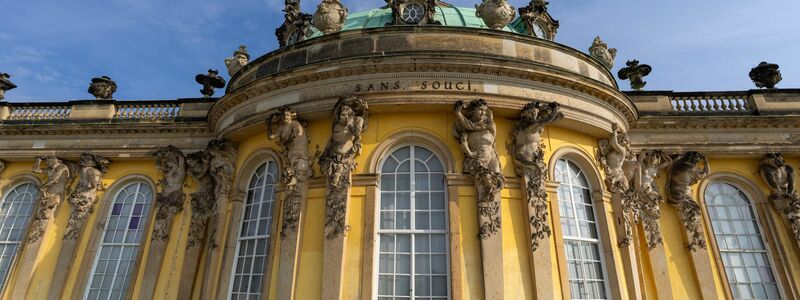 Die Beteiligten an der Einigung über die Kunstschätze der Hohenzollern trafen sich am Dienstag am Potsdamer Schloss Sanssouci. (Archivbild) - Foto: Soeren Stache/dpa/ZB