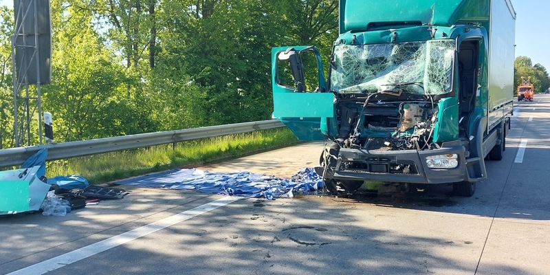POL-CUX: Schwerer Unfall auf der BAB27 im Bereich Loxstedt - zwei Personen verletzt, eine davon schwer - Sattelzug hat Gefahrgut geladen - Stundenlange Vollsperrung (Foto im Anhang) - Foto: presseportal.de