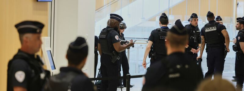 Der Pariser Prozess bekam viel Aufmerksamkeit - Polizisten zeigten hohe Präsenz. - Foto: Thomas Padilla/AP/dpa