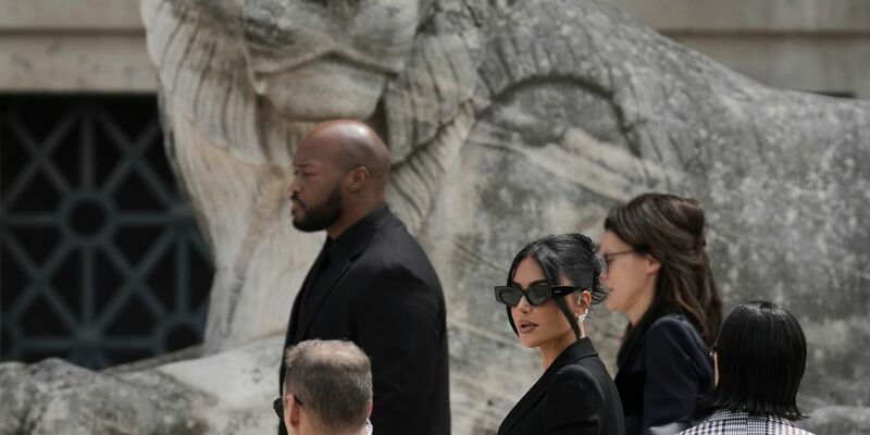 Kardashian blieb bei dem Überfall körperlich unversehrt, erlitt aber einen Schock. - Foto: Aurelien Morissard/AP/dpa
