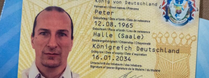 Die Vereinigung stellte auch eigene Fantasiedokumente aus. (Archivfoto) - Foto: Hendrik Schmidt/dpa