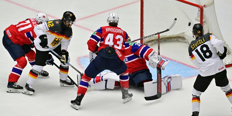 Der deutschen Nationalmannschaft muss bei der WM vorerst auf Lukas Reichel (l) verzichten. - Foto: Vít Simanek/CTK/dpa
