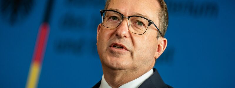 Bundesinnenminister Alexander Dobrindt (CSU) ordnete das Vereinsverbot an.  - Foto: Michael Kappeler/dpa