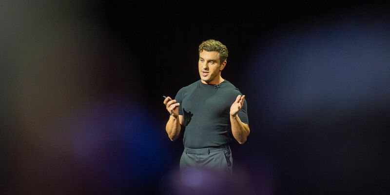 Airbnb will über das Geschäft mit Unterkünften hinauswachsen. - Foto: Andrej Sokolow/dpa