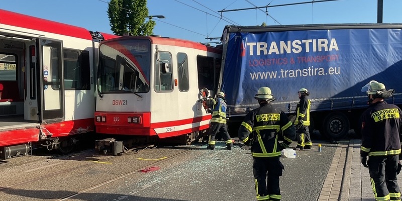 FW-DO: Schwerer Verkehrsunfall zwischen einem LKW und zwei Stadtbahnen - Foto: presseportal.de