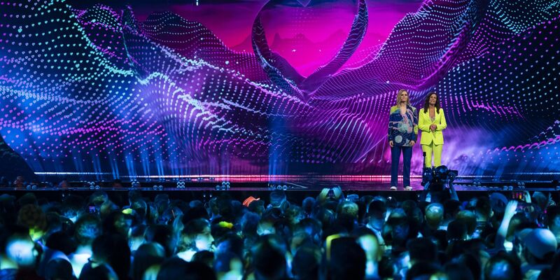 Führen charmant und witzig durch die Sow: Hazel Brugger und Sandra Studer. - Foto: Georgios Kefalas/KEYSTONE/dpa