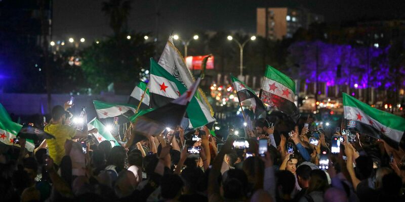 Die Menschen feierten in mehreren Städten nach Trumps Ankündigung spontan auf den Straßen.  - Foto: Omar Sanadiki/AP/dpa