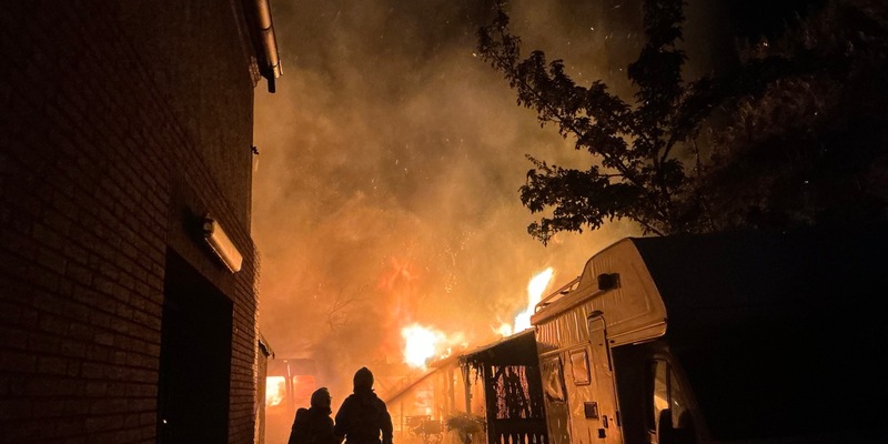 FW-BOT: Feuer drohte auf Haus überzugreifen - Foto: presseportal.de