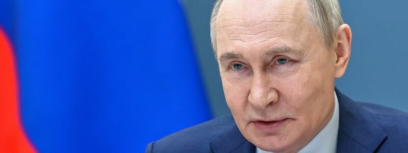 Präsident Putin hält sich weiter zu seiner Teilnahme an Friedensgesprächen bedeckt. (Archivbild) - Foto: Alexander Kazakov/Pool Sputnik Kremlin/AP/dpa