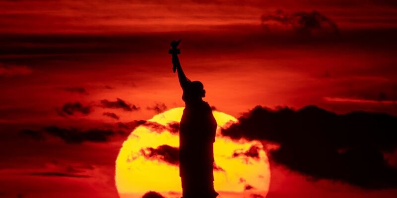 Sonnenuntergang hinter der Freiheitsstatue. (Archivbild) - Foto: Julia Nikhinson/AP/dpa