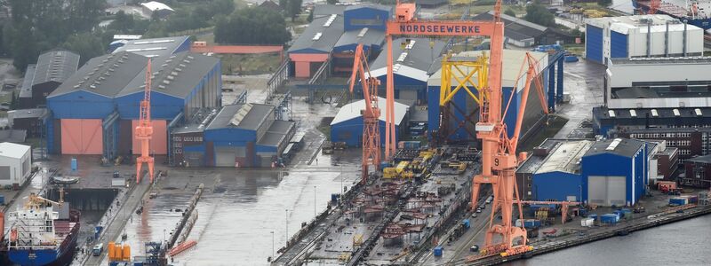 Behördenschiffe und Fähren dürfen künftig auf einer Werft im ostfriesischen Emden abgewrackt und recycelt werden. (Archivbild) - Foto: Carmen Jaspersen/dpa