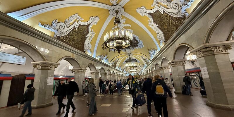 Ein U-Bahn-Fahrer lenkt einen modernen Zug auf der neuen großen Ringlinie der Metro. - Foto: Ulf Mauder/dpa