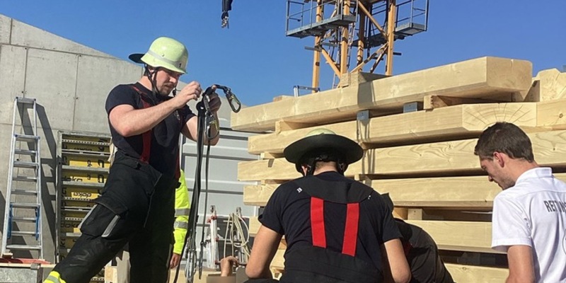 FW-M: Kran wird kurzerhand zum Rettungsmittel (Altstadt-Lehel) - Foto: presseportal.de