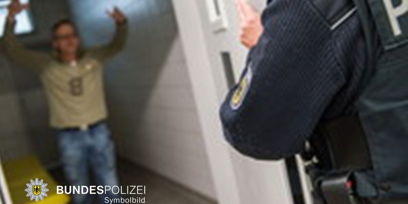 Bundespolizeidirektion München: Fahrscheinkontrolle eskaliert / Fahrgast greift Prüfdienst an - Foto: presseportal.de