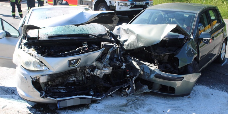 POL-HA: 58-jähriger Mann bei Verkehrsunfall am Volmeabstieg schwer verletzt - PKW fängt Feuer - Foto: presseportal.de