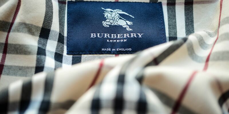 Burberry wurde 1856 in England gegründet und ist unter anderem für seine Trenchcoats, karierten Schals und andere Luxusartikel bekannt. (Archivbild) - Foto: picture alliance / dpa