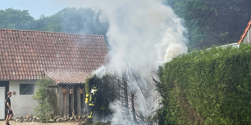 FW Kranenburg: Heckenbrand am Treppkesweg - Foto: presseportal.de