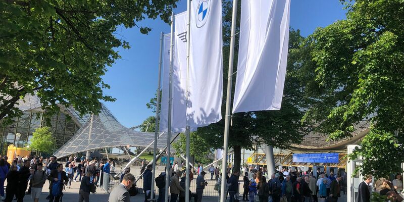 Aktionäre auf dem Weg zur BMW-Hauptversammlung, die zum ersten Mal seit fünf Jahren wieder in Präsenz stattfindet.  - Foto: Christof Rührmair/dpa