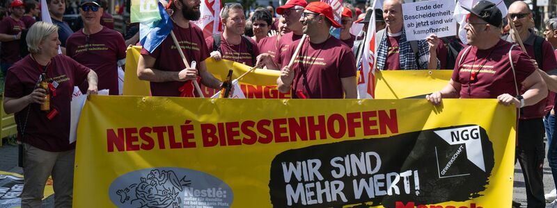 Gewinn vor Jobs? - Nestlé-Beschäftigte begehren auf.  - Foto: Boris Roessler/dpa
