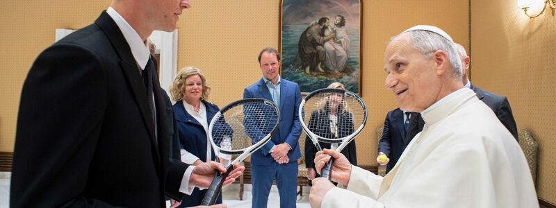 Zwei Tennisspieler unter sich: der Weltranglistenerste Jannik Sinner (links) und Papst Leo XIV. - Foto: --/Vatican Media/dpa