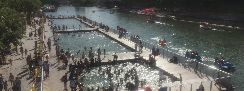 Schon länger können Badegäste in den ins Wasser gelassenen Schwimmbecken im Kanal Bassin de la Villette in Paris schwimmen. (Archivbild) - Foto: picture alliance / Sebastian Kunigkeit/dpa