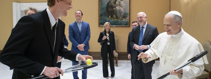 Zur Privataudienz bei Papst Leo XIV. brachte Tennisstar Stinner den Pokal für den Davis-Cup-Sieg mit. - Foto: Vatican Media/IPA via ZUMA Press/dpa