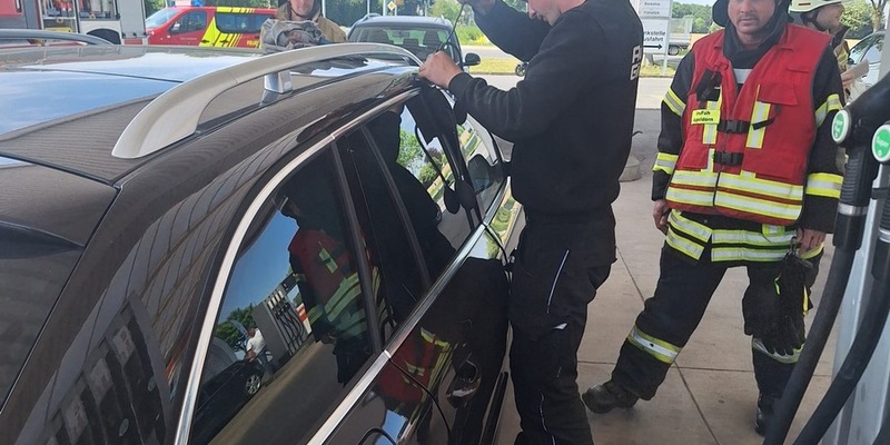 Feuerwehr Kalkar: Einsatz in Appeldorn: Kleinkind im verschlossenen Auto - schnelle Hilfe ohne Schaden - Foto: presseportal.de