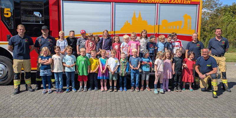 FW Xanten: Was tun wenn es brennt? - Kindergärten zu Besuch bei der Feuerwehr - Foto: presseportal.de