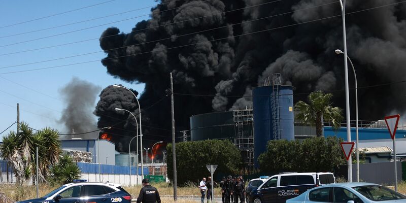 Die Verwaltung der südspanischen Stadt Alcalá de Guadaíra bei Sevilla rief die Bewohner auf, sich wegen eins Brandes in einer Lagerhalle mit Chemikalien möglichst nicht im Freien aufzuhalten. - Foto: Rocio Ruz/Europa Press/AP/dpa