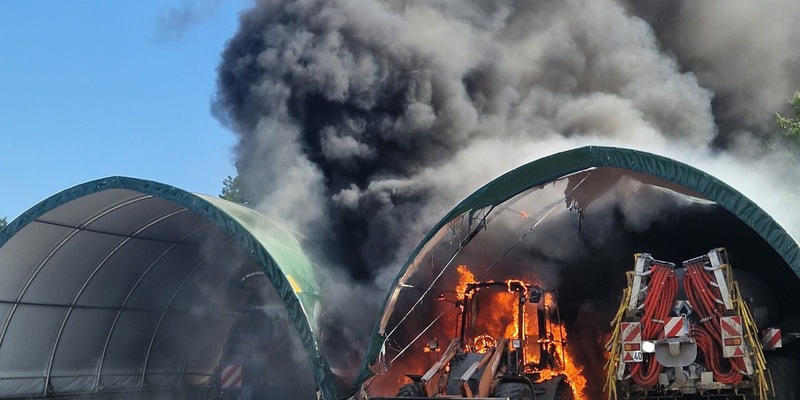 POL-DEL: Landkreis Oldenburg: Brand in Maschinenhalle in Hude ++ zwei Radlader komplett zerstört ++ Ermittlungen zur Brandursache dauern an - Foto: presseportal.de