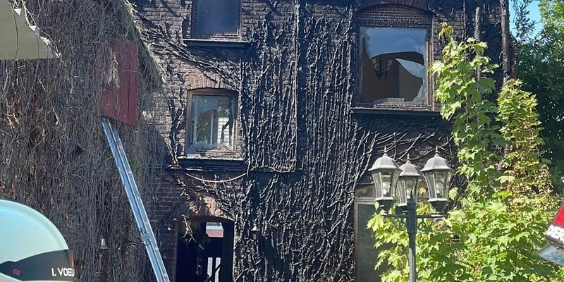 FW Rheurdt: Fassade brennt nach Flämmarbeiten - eine Person verletzt - Foto: presseportal.de