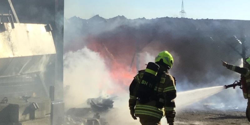 FW Paderborn: Brand eines Unterstands auf einem landwirtschaftlichen Anwesen - Foto: presseportal.de