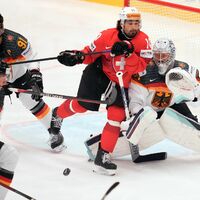 Gegen Deutschland steht der Schweizer Routinier Andres Ambühlvor seinem 145. WM-Einsatz - Foto: Darko Vojinovic/AP/dpa