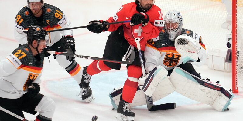 Gegen Deutschland steht der Schweizer Routinier Andres Ambühlvor seinem 145. WM-Einsatz - Foto: Darko Vojinovic/AP/dpa
