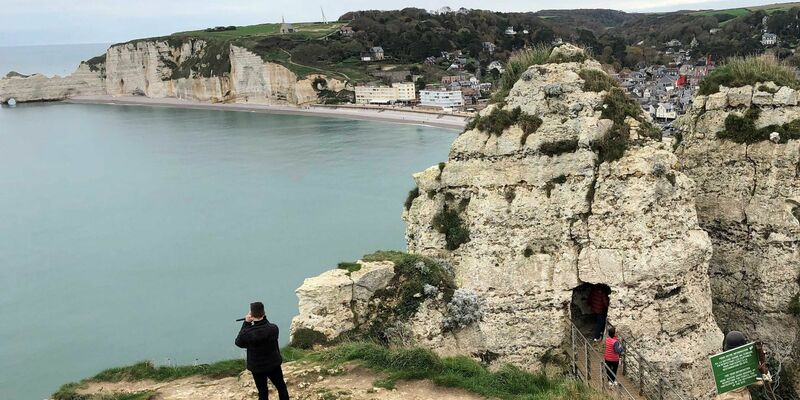 Seit langem wird vor Felsabbrüchen und Unfällen an den Kreidefelsen von Étretat gewarnt. (Archivbild) - Foto: Michael Evers/dpa