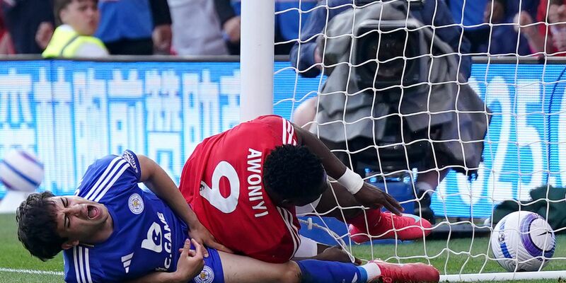 Forest-Stürmer Awoniyi (r) soll aus dem Koma erwacht sein. - Foto: Jacob King/PA Wire/dpa