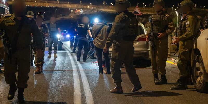 Soldaten am Ort des Anschlags im Westjordanland.  - Foto: -/Israeli Defence Force IDF/dpa