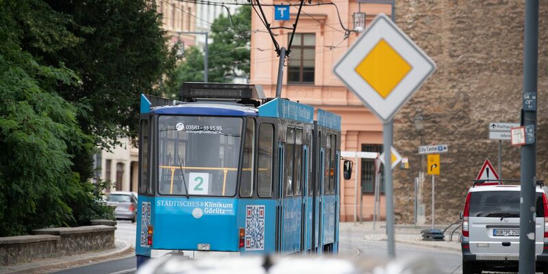 Ein gut ausgebauter ÖPNV macht Regionen für Touristen und Arbeitgeber attraktiv - und trägt somit zur Bruttowertschöpfung bei. (Symbolbild) - Foto: Soeren Stache/dpa