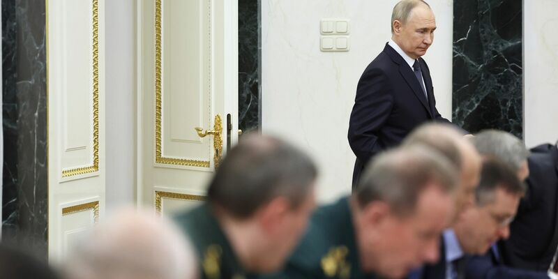 Putin hat in einer Sondersitzung vor den Verhandlungen noch einmal alle wichtigen Berater zusammengetrommelt. - Foto: Alexander Kazakov/Sputnik/Kremlin Pool/AP/dpa