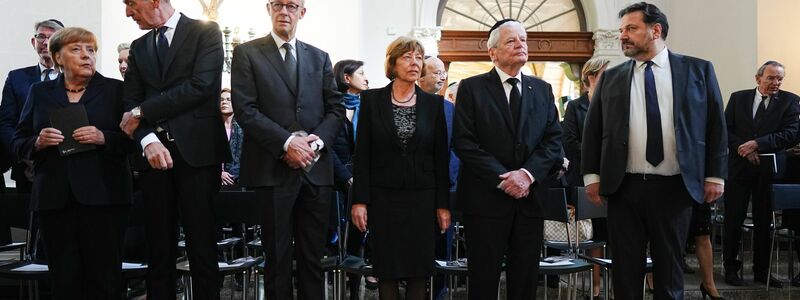 Auch Iris Berben und Dunja Hayali gehörten zu den Trauergästen.  - Foto: Kay Nietfeld/dpa Pool/dpa