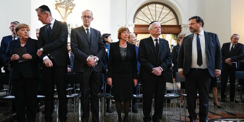 Bundeskanzler Friedrich Merz und der frühere Bundespräsident Joachim Gauck.  - Foto: Kay Nietfeld/dpa Pool/dpa