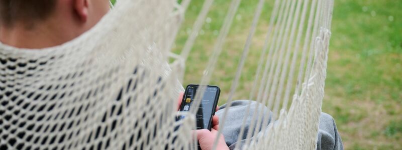 Viele Jugendliche bringen enorm viel Zeit vor ihrem Handy und in den sozialen Medien.  - Foto: Annette Riedl/dpa