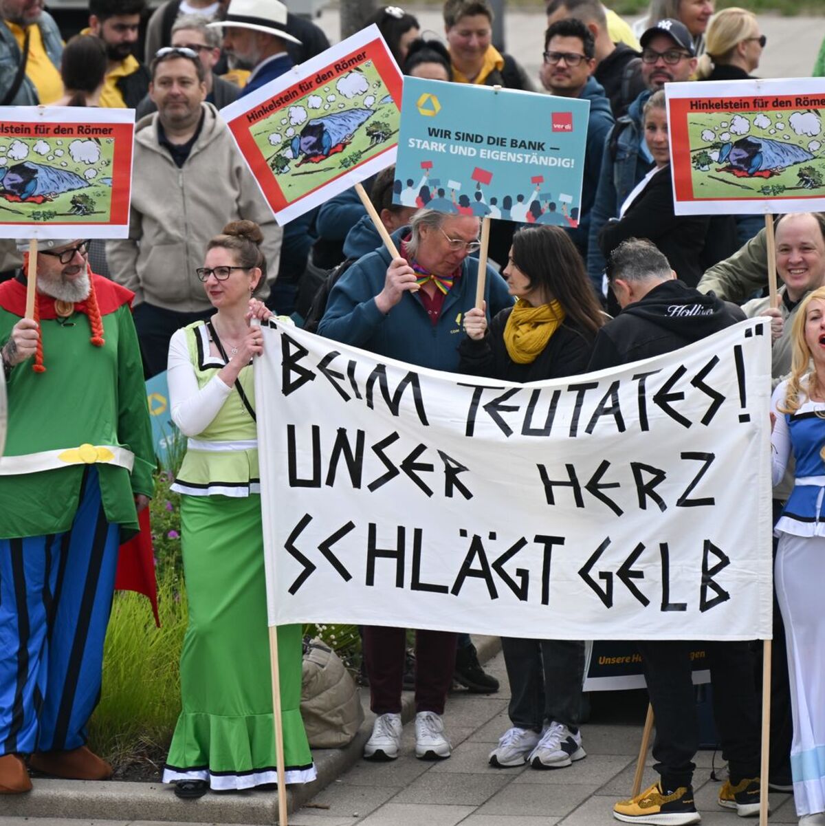 Beschäftigte nutzten die Commerzbank-Hauptversammlung 2025 zum Protest gegen eine mögliche Übernahme. (Archivbild) - Foto: Arne Dedert/dpa