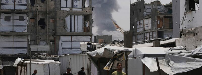 Israels neue Großoffensive zwingt die Menschen in Gaza erneut zur Flucht innerhalb des abgeriegelten Küstenstreifens. - Foto: Jehad Alshrafi/AP/dpa