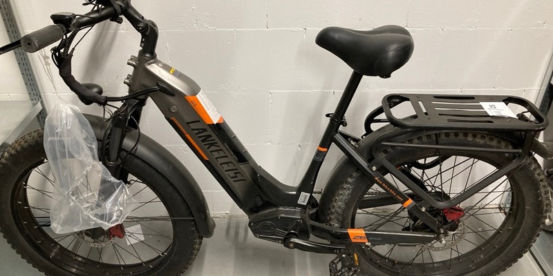 POL-OF: Schwarzer Mercedes von Brummi gestreift: Hinweise erbeten; Unbekannter setzt Auto in Brand; Wer krachte in den roten Tesla? Zeugen gesucht und mehr - Foto: presseportal.de