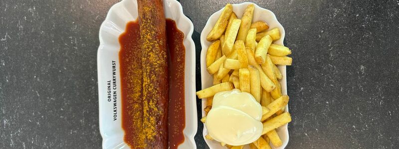 Einmal Currywurst mit Pommes in der Autostadt Wolfsburg - auch dort ist das Gericht zu kaufen, und zwar als «Volkswagen Currywurst». (Archivbild) - Foto: Gregor Tholl/dpa