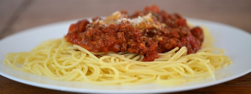 Dafür entscheiden sich viele Kantinenbesucher: Spaghetti Bolognese. - Foto: Wolf von Dewitz/dpa