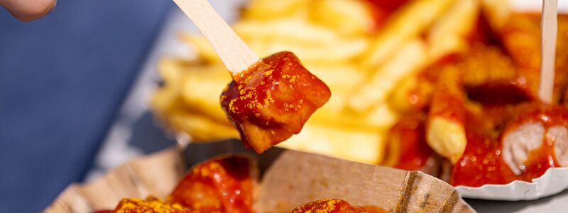 Die Currywurst wird in Kantinen immer unbeliebter. (Archivbild) - Foto: Fabian Sommer/dpa